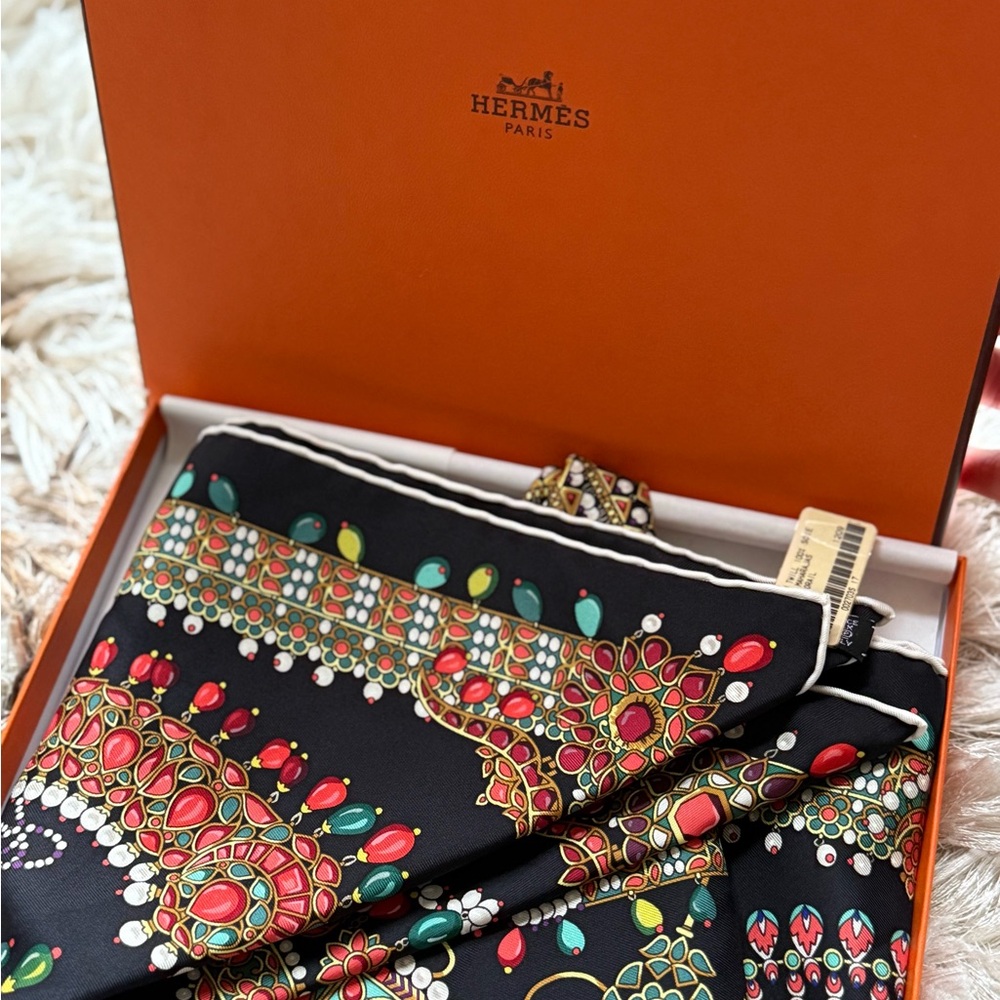 Hermès Brand New Authentic 90 100% Silk Scarf